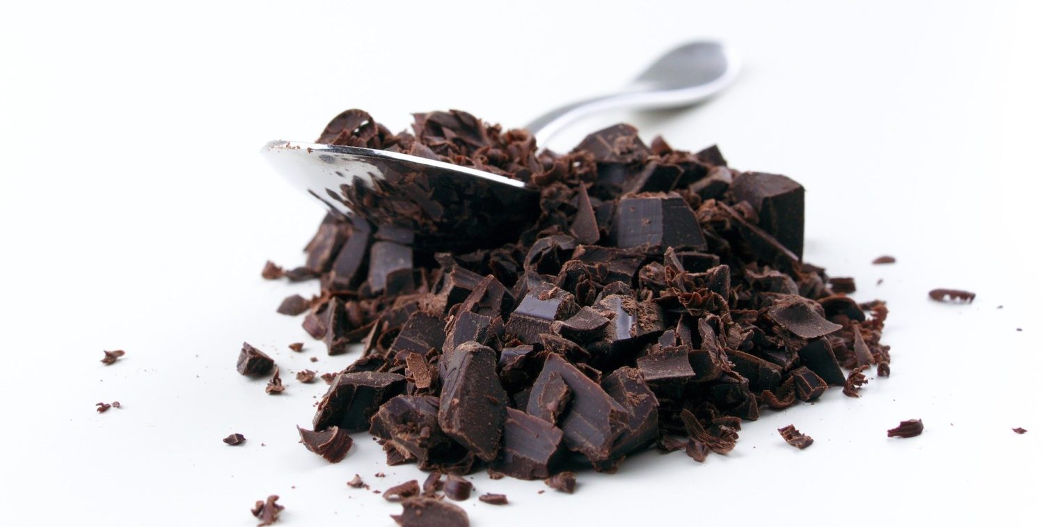 ciocolata neagra razuita si in bucatele mici, cu o lingura, un aliment care taie pofta de mancare