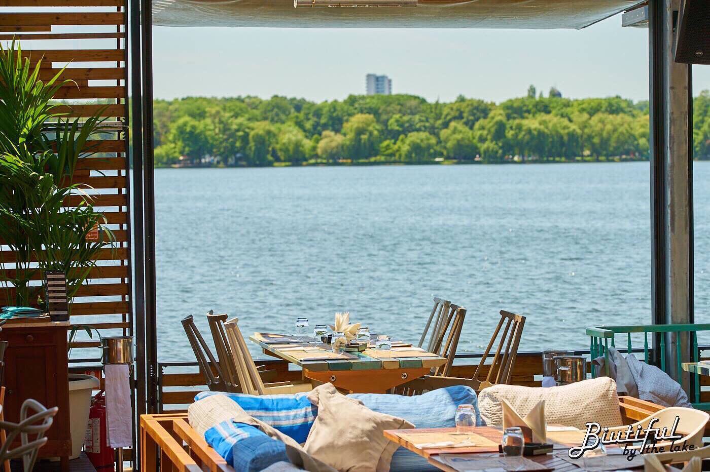 Terasa restaurantului Biutiful by the Lake, cu mese si priveliste catre lacul Herastrau