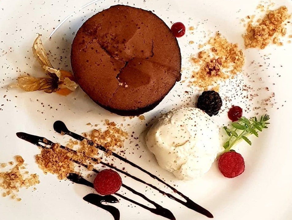 sufleu de ciocolata cu inghetata de vanilie si fructe de padure, la White Horse Restaurant Bucuresti