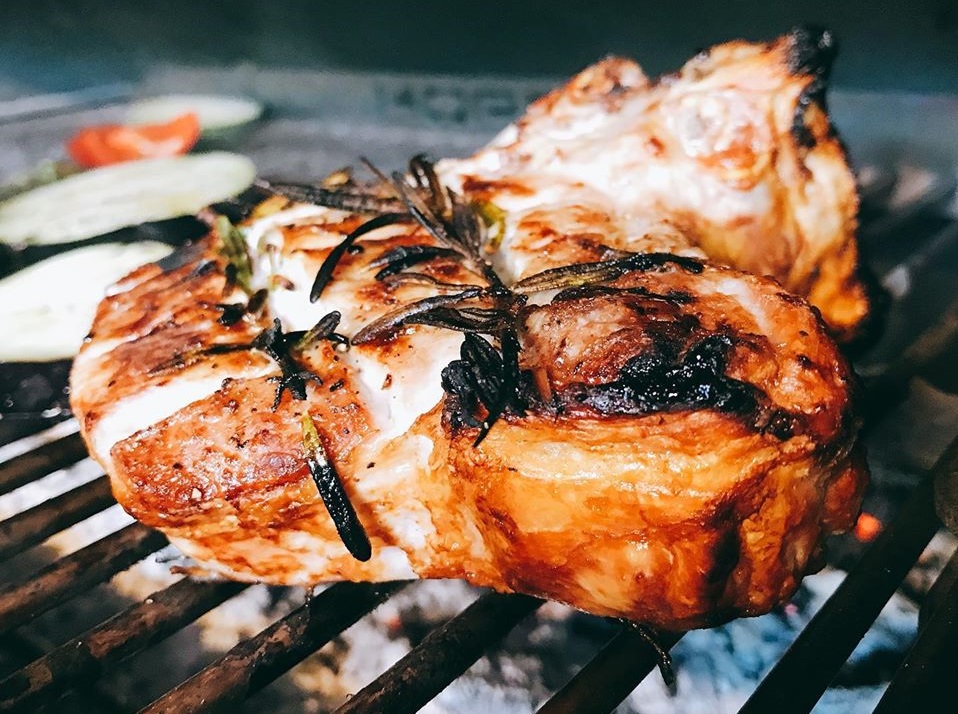 close up cu o bucata de carne cu rozmarin pe gratar, la restauranul green garlic din bucurești