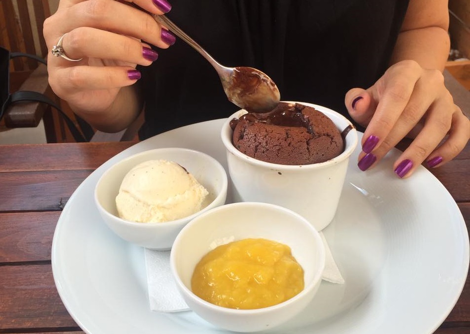 farfurie cu 3 boluri mai mici, cu sufleu de ciocolata, inghetata de vanilie si o crema galbena, la Le Boutique
