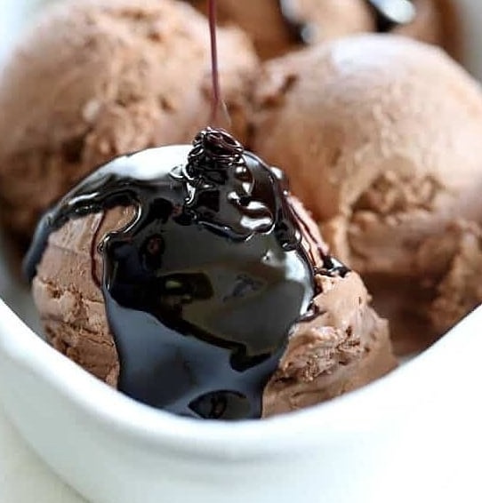 close up cu 3 cupe de înghețată cu cacao de la creperie Nominoe