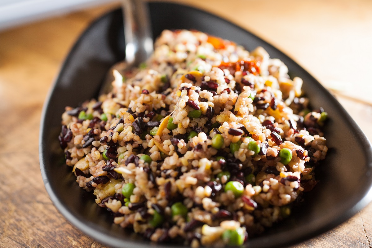 quinoa gatita intr-o farfurie neagra, close-up