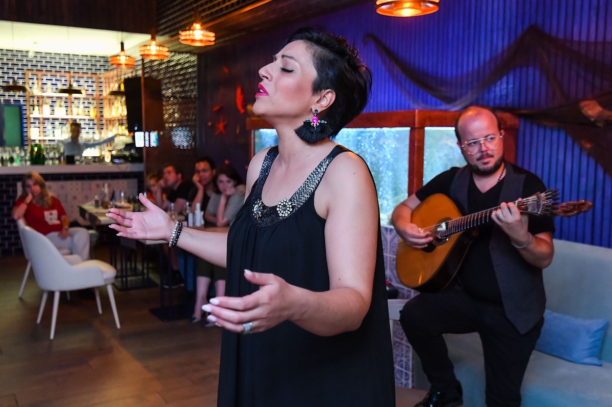 cantareata de fado, in rochie neagra, cantand la restaurant Dancing Lobster din București