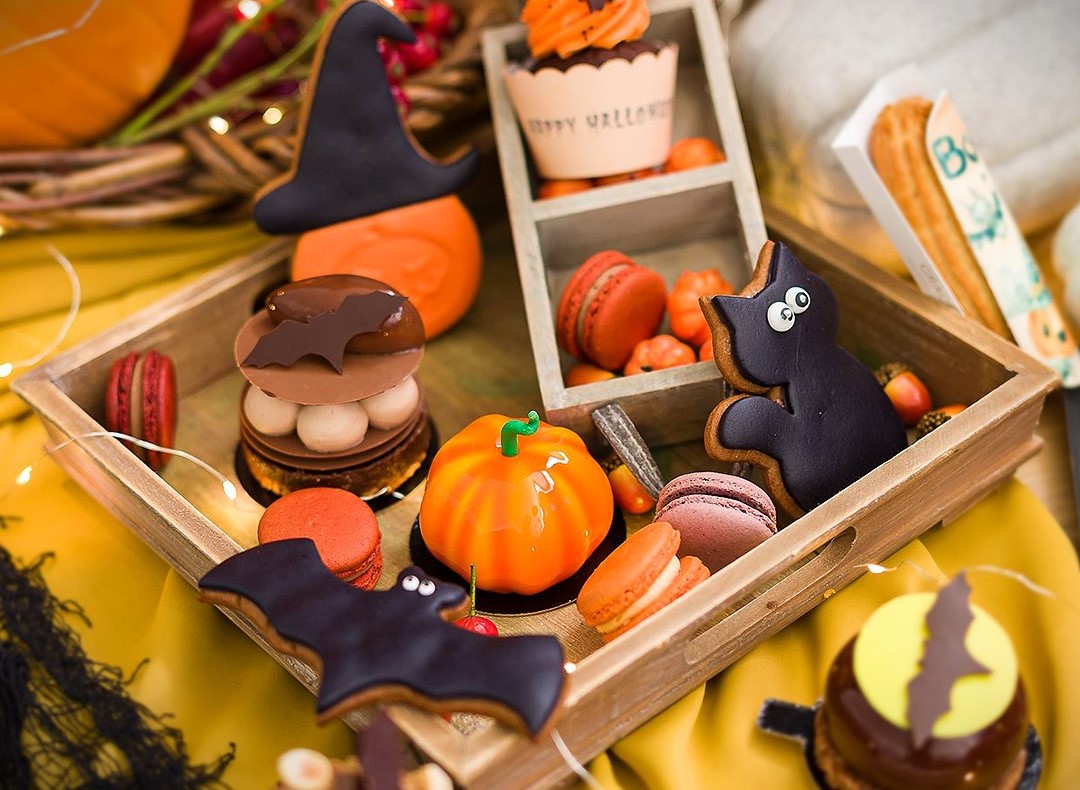 colectie de dulciuri de Halloween de la Grace Couture Cakes Bucuresti cu prajituri in tot felul de forme infricosatoare