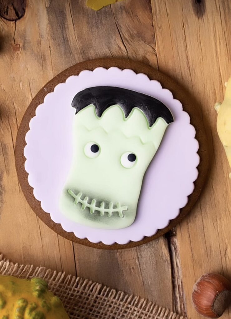 turta dulce decorata cu figura lui Frankenstein, din colecția de dulciuri de Halloween de la Mara Mura