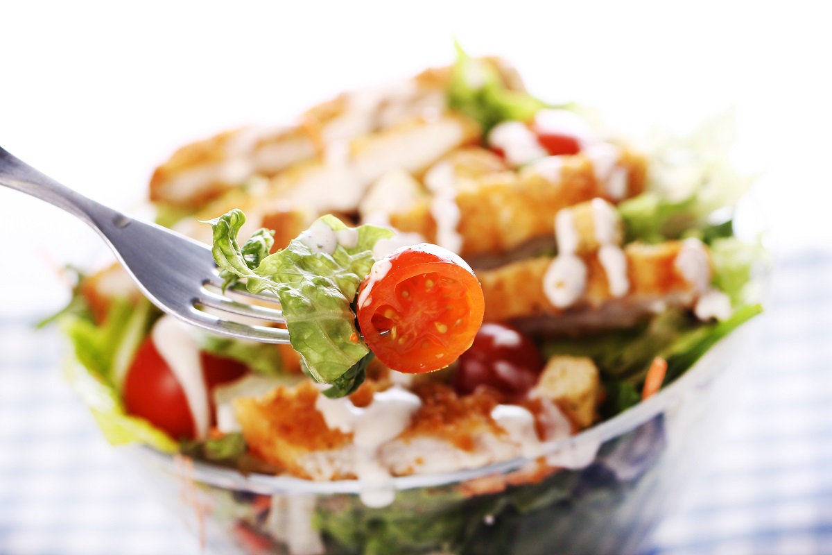 Salată sănătoasă cu legume și pui, intr-un bol, si cu dressing care conține zahăr