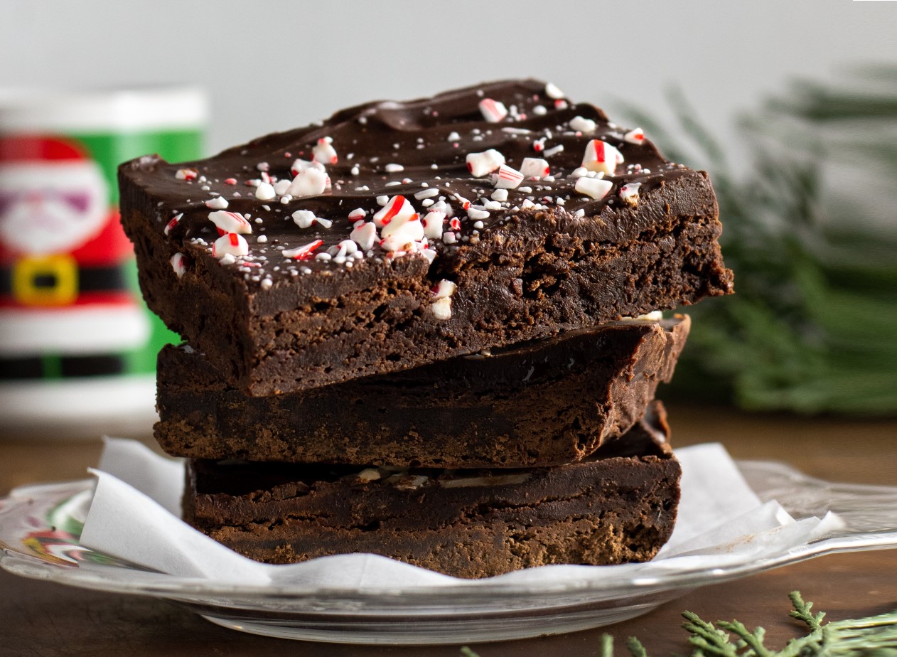 3 felii suprapuse de negresă, brownie, biscuiți pentru Moș Crăciun, așezate pe o farfurie