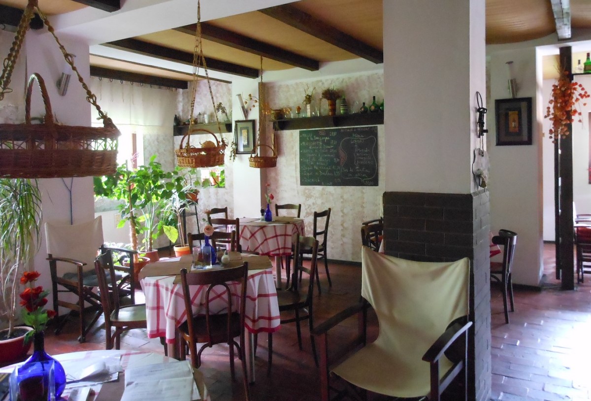 Restaurantul La Teleferic, cu mese rustice cu fete de masa cadrilate, atavan din lemn si pereti albi, unul din cele mai bune restaurante din Sinaia