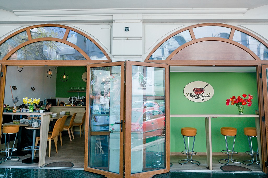 imagine din strada catre interiorul restaurantului Vyro Raw Vegan din București. Restaurante vegane București