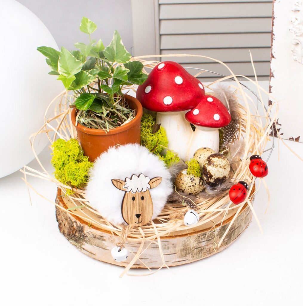accesorii masa de Paște - aranjament floral cu oita si ciupercute si plante