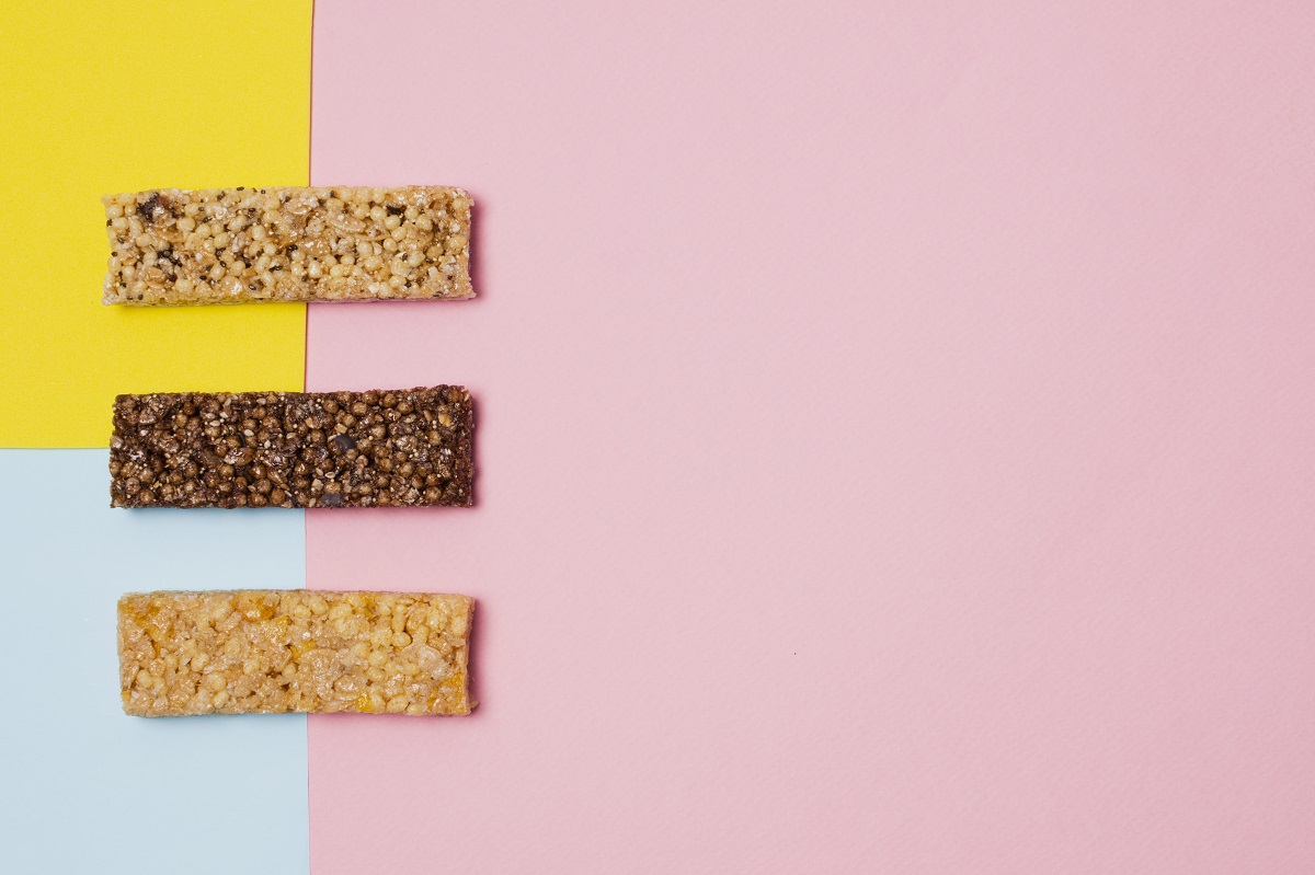 3 batoae de cereale fotografiate de sus pe fundal in 3 culori, altnerativa sănătoasă
