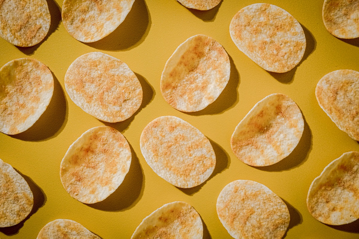 Alternativa sănătoasă la chips-uri de cartofi , fotografiați de sus pe fundal galben