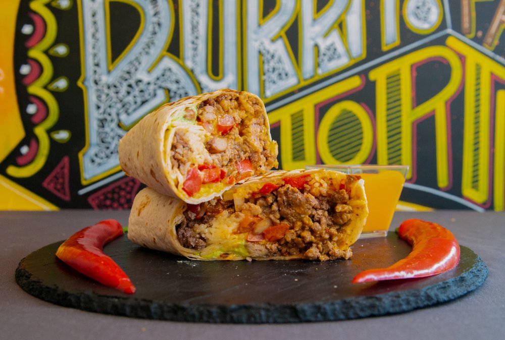 2 burrito de vită de la restaurant Crăpelniță, unul din restaurantele cu mâncare mexicană din București