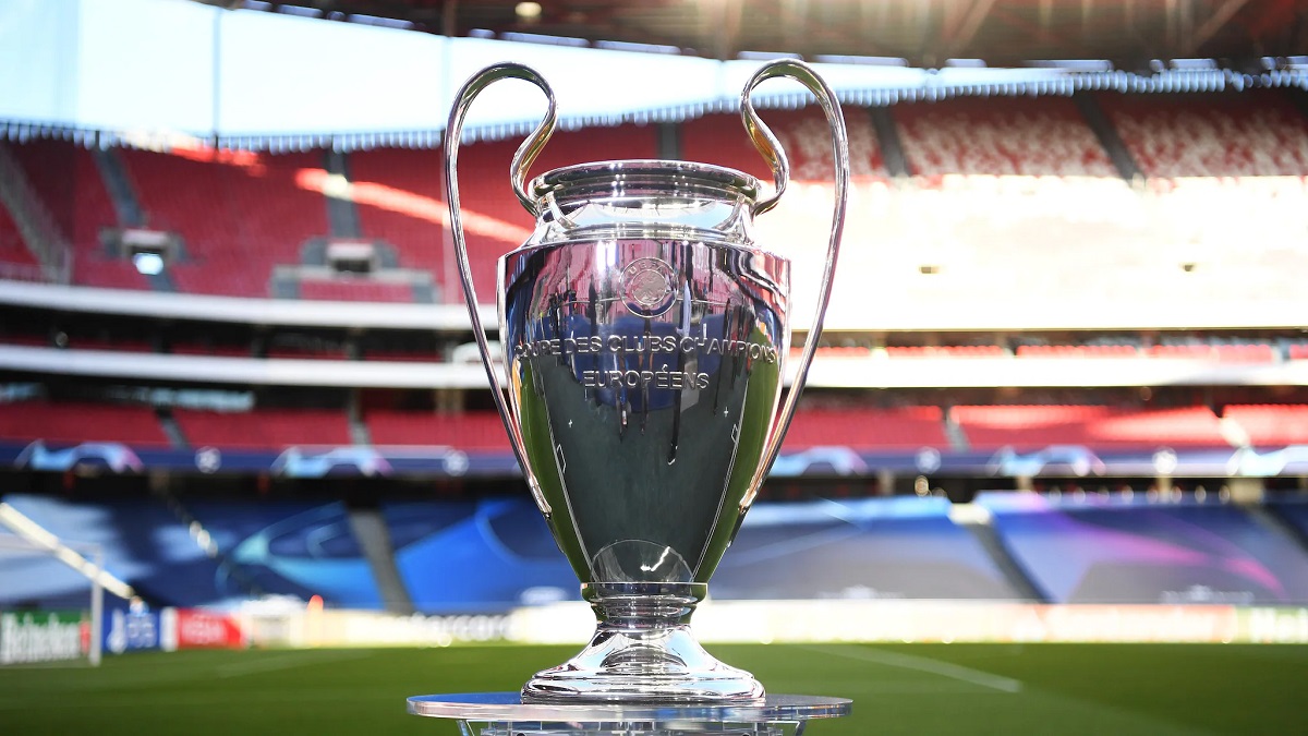 cupa de la finala Champions League, in prim plan, si in fundal blurat stadionul