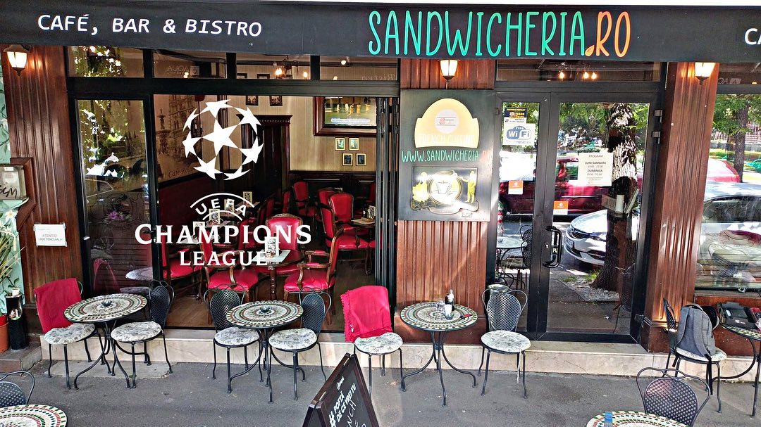 exteriorul restaurantului Sandwicheria, cu mese rotunde si scaune din fier forjat  asezate in fata pe terasa, una din terase București la care să urmărești finala Champions League