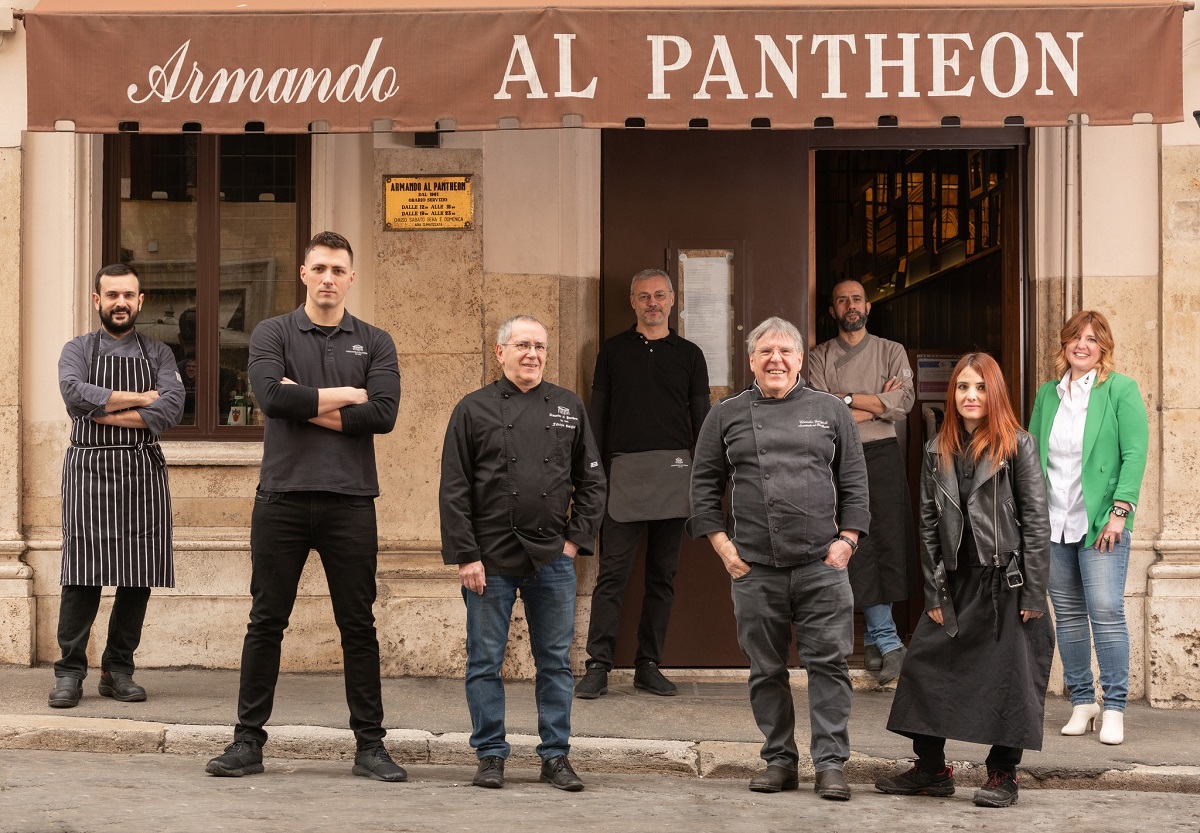 bucatarii de la restaurantul Armando al Pantheon in fata intrarii in restaurantul cu copertina maro si sigla, unul dintre cele mai bune restaurante de la Roma