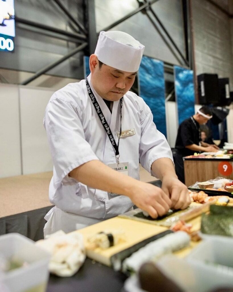 chef asiatic in costum de bucatar, participant la romanian sushi cup