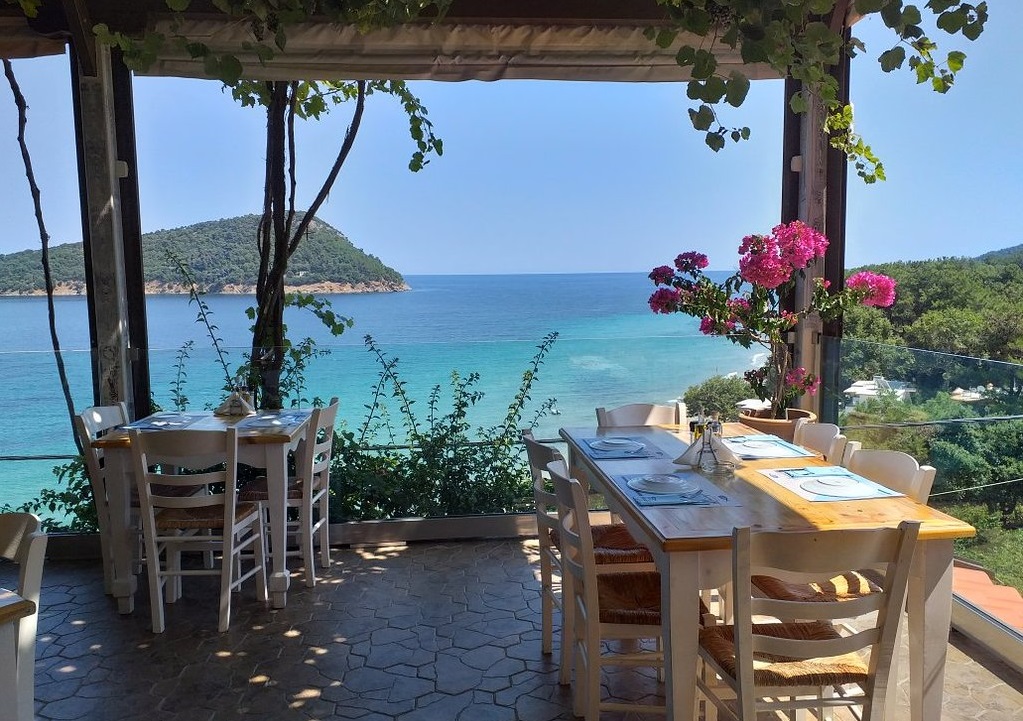 Taverna Agorastos din Kinira, cu mese albe si acoperis din lemn, si vedere panoramica asupra marii, una din taverne și restaurante bune din Thassos