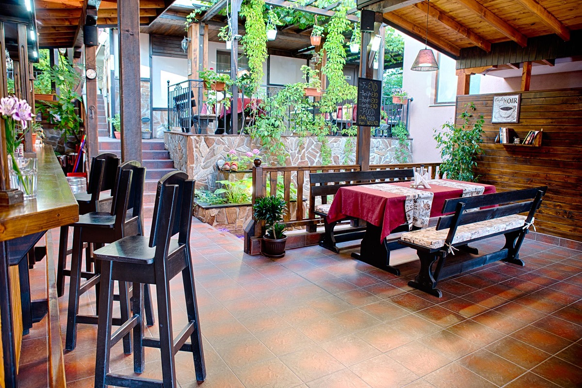 restaurant bistro b41 cu aspect rustin, mese de lemn si plate decorative, din Sveti Vlas