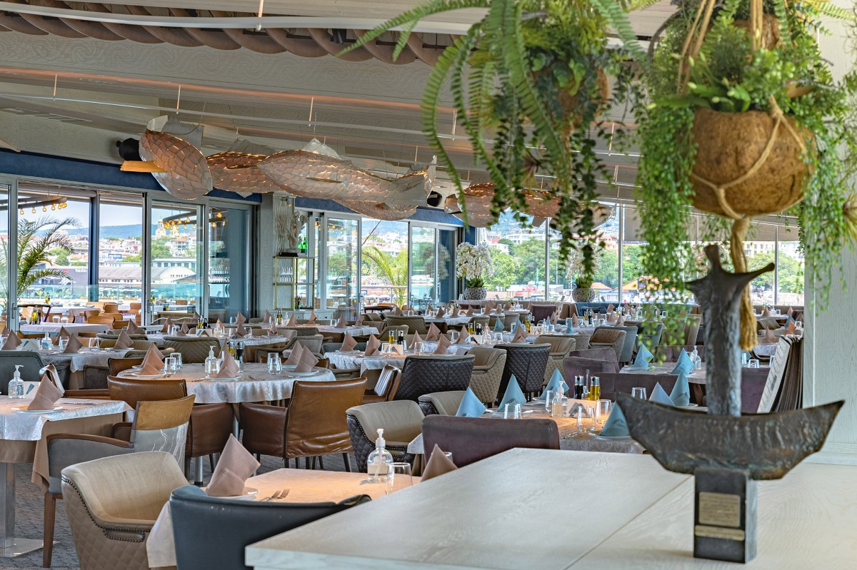 imagine de ansamblu cu o sala de mese mare de la Captain Cook Fish and Beef, unul dintre cele mai bune restaurante de pe litoralul bulgăresc