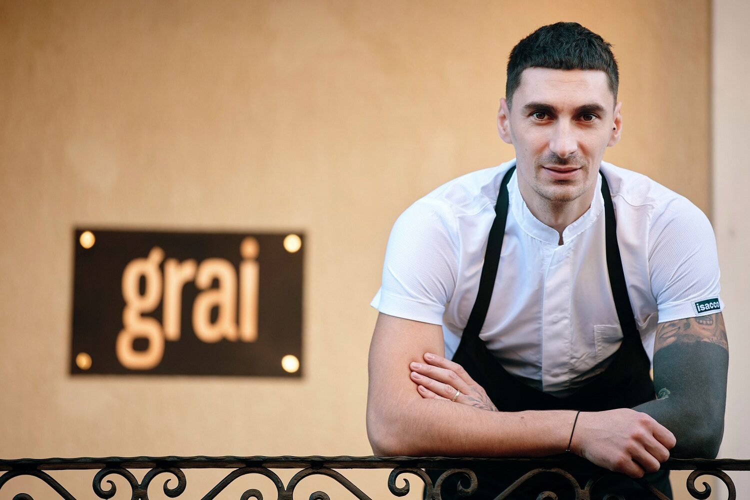 Chef Daniel Pălici fotografiat in dreptul intrarii de la restaurant Grai