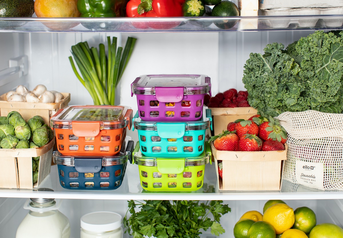 alimente depozitate pe rafturile frigiderului in caserole colorate - un mod de a evita risipa alimentară
