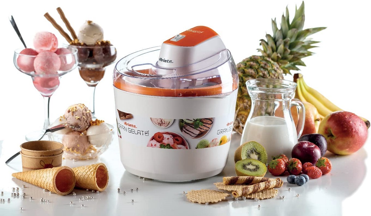 aparat de făcut înghețată acasă Gran Gelato Eriete, inconjurat de fructe si pahare cu cupe de inghetata