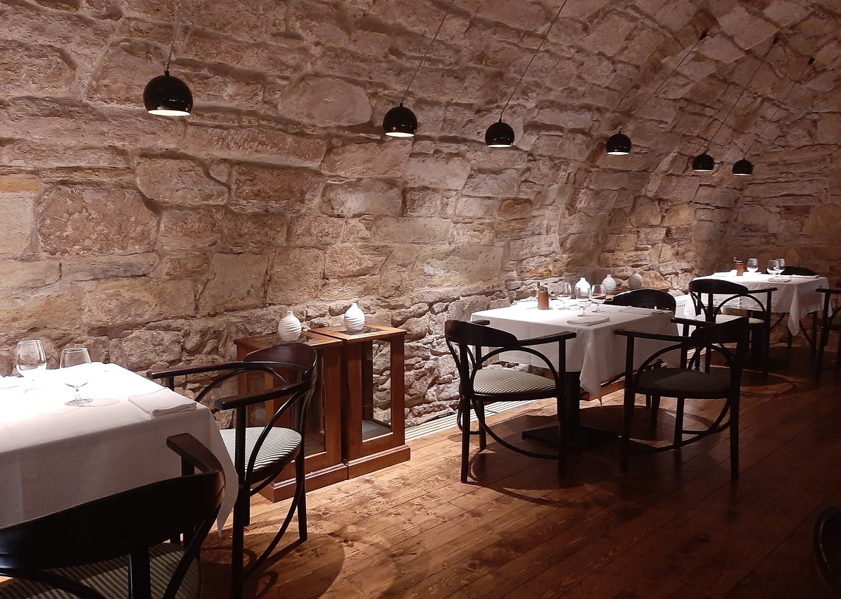 sala de mese din restaurat la Via und emănânci bine în CLuj, cu bereti boltiti din piatra, mese de 4 persoane si iluminat discret