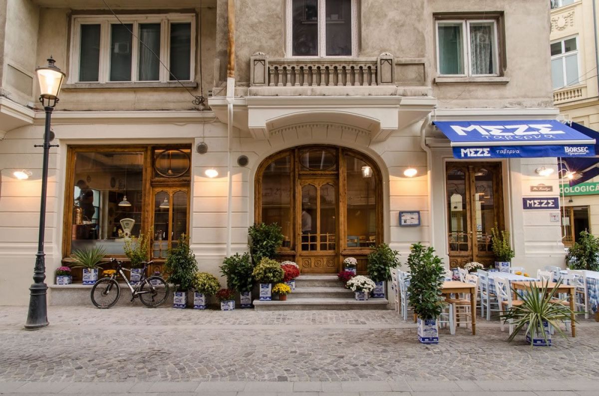 imagine din strada cu restaurantul Meze Taverna unde mananci fructe de mare bune în București