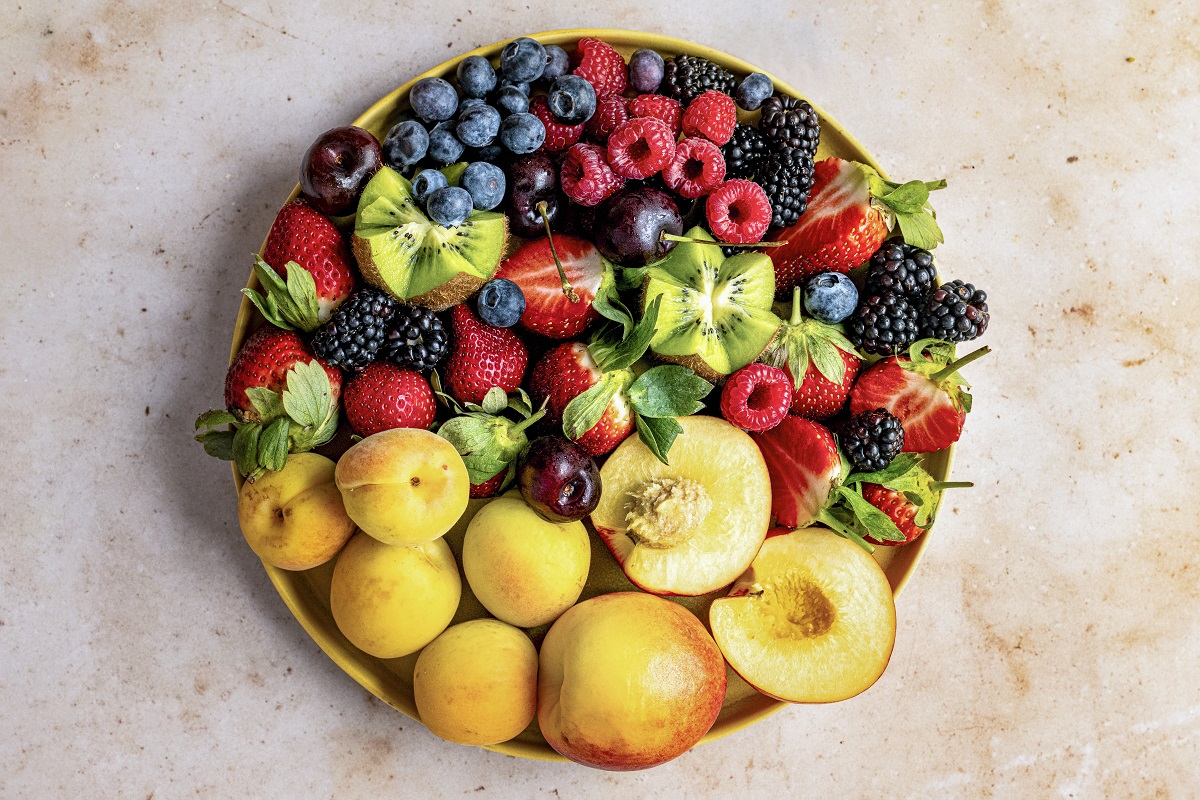 Mixed summer fruits, berries flat lay with peaches and kiwis food - concept deserturi ușoare de vară