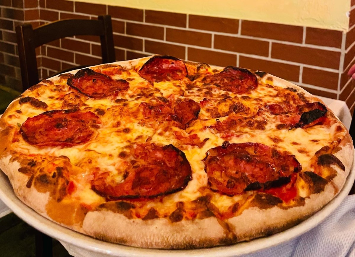 close up cu pizza Diavola cu salam bine rumenti de la Osteria Zucca