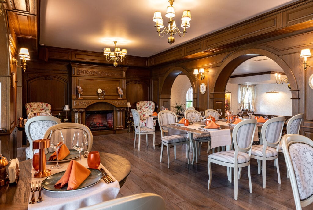 restaurantul elegant cu mobilier clasic de la Casa Timis, unul din conace din România