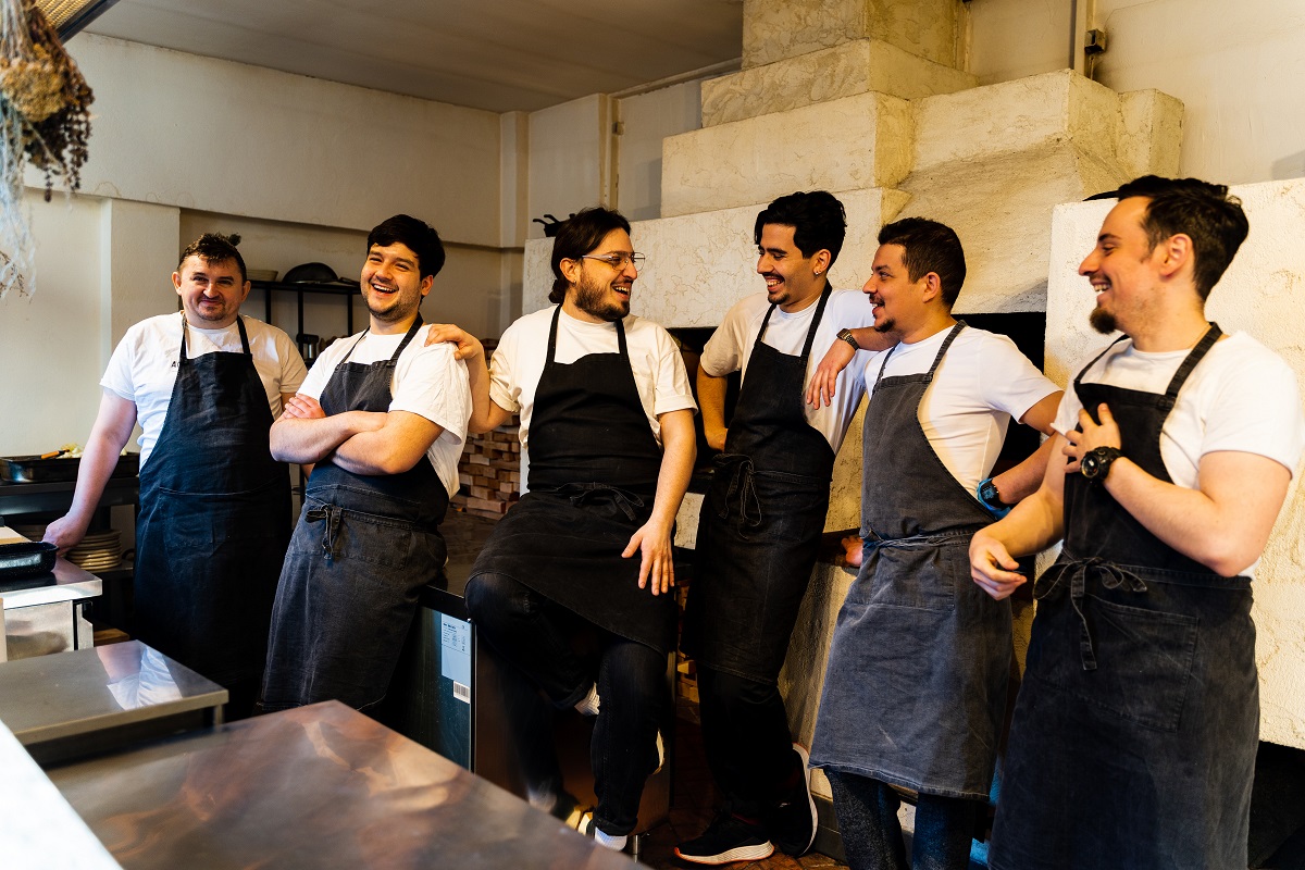 Chef Mihai Iosif Toader si echipa lui de bucatari de la restaurantul Soro.lume