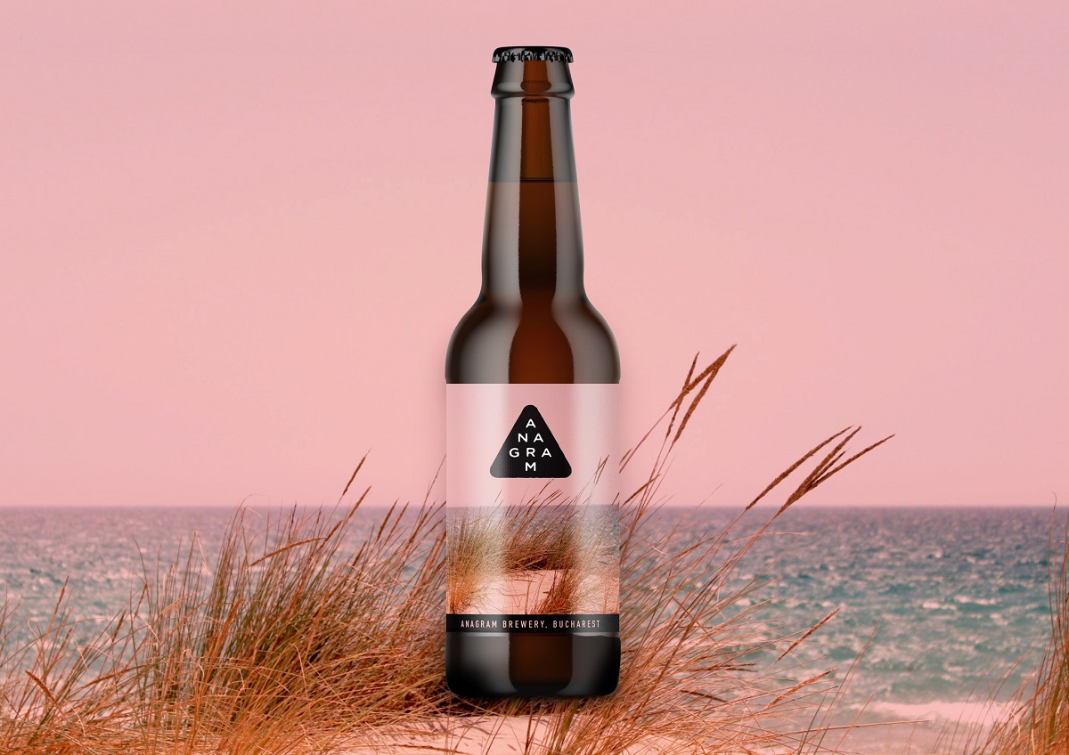 sticla de bere Anagram Best Coast, pe fundalul unui peisaj cu cer roz, marea si plante