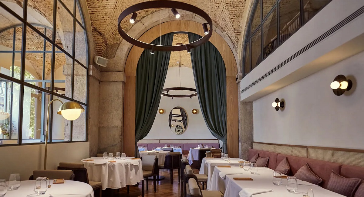 sala mare, eleganta, cu candelabru si mese cu fete de masa albe la restaurant Belcanto, una din destinații culinare din Lisabona