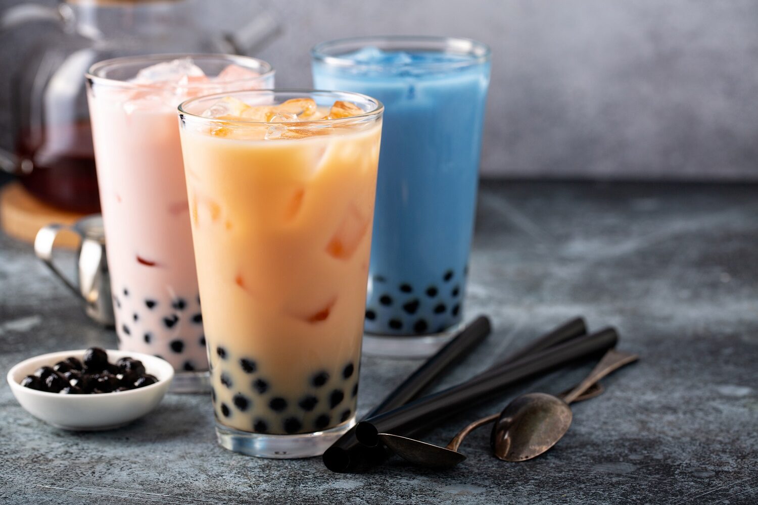 Variety of milk boba bubble tea in tall glasses, strawberry, butterfly tea and black - București