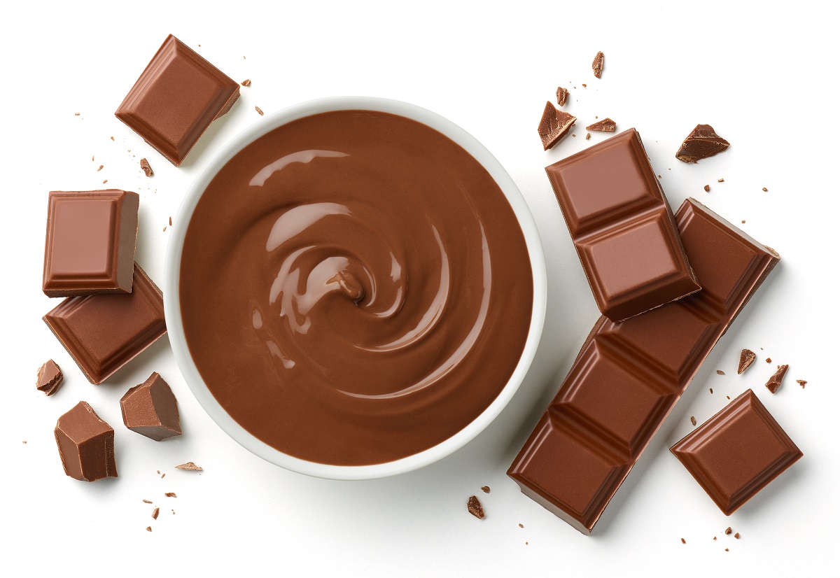 Bowl of melted milk chocolate and broken pieces of chocolate bar isolated on white background, top view. articol despre ciocolată