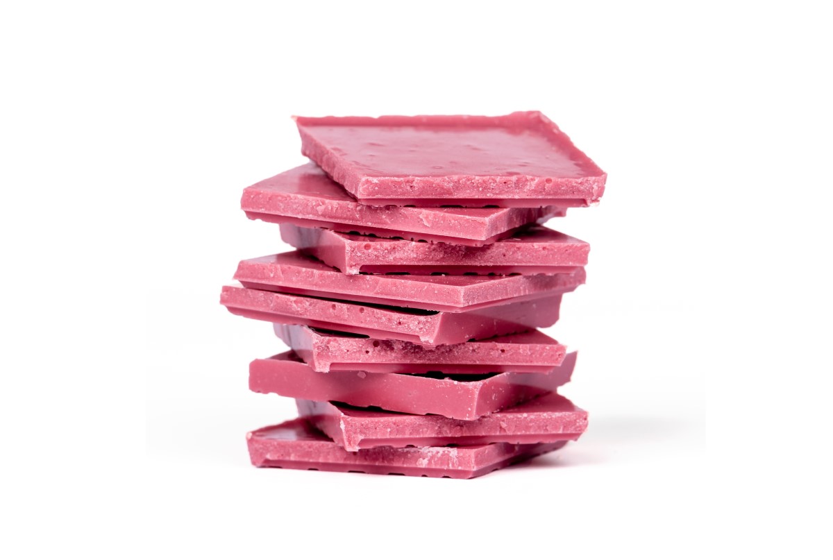 bucati patrate de ciocolată roz, suprapuse
