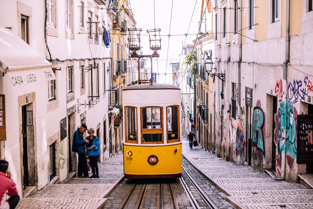 tramvai pe străzile din Lisabona, imagine reprezentativă pentru destinații culinare Lisabona