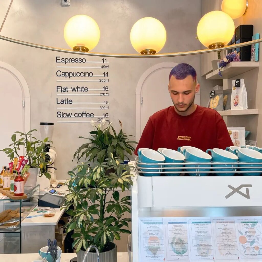 barista la Emozia Coffe Manifesto. Cafenele din București