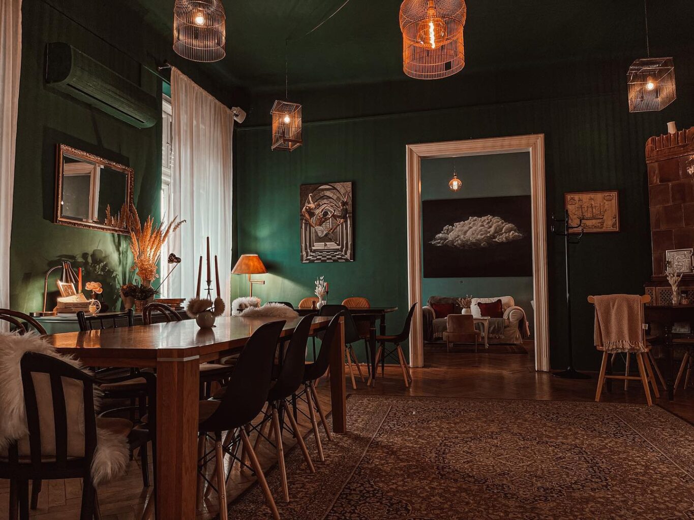 incapere la restaurant Handmade, cu pereti vopsiti verde inchis, mobilier clasic, elegant si atmosfera intima, unul din cele mai bune restaurante Timișoara