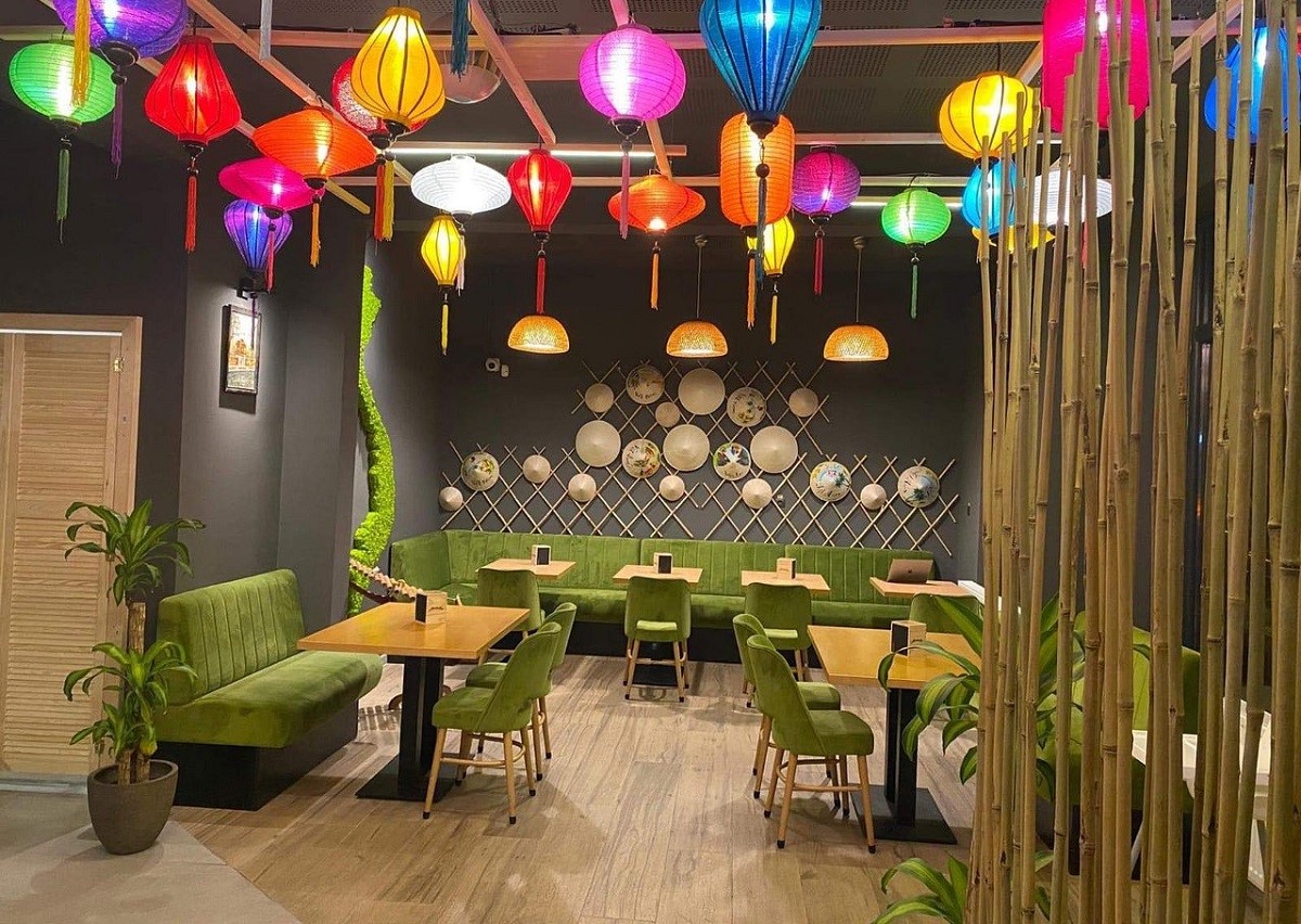 Little Hanoi, restaurant cu specific vietnamez, cu mobilier verde si lampioane atarnate de tavan,