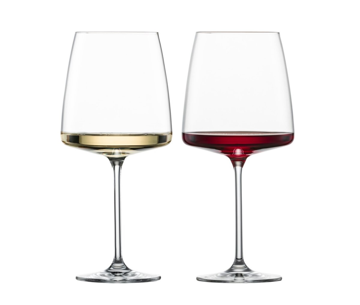 doua pahare de vin cu picior inalt, unul cu vin alb si unul cu vin rosu