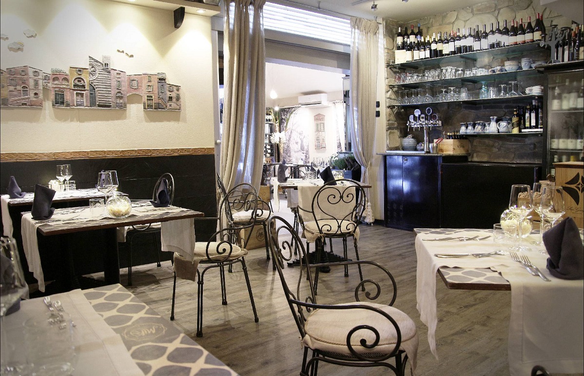 interior clasic la Ristorante mIky, unul din restaurante din Cinque Terre, cu mobilier din fier forjat, elegant si pereti crem, pictati