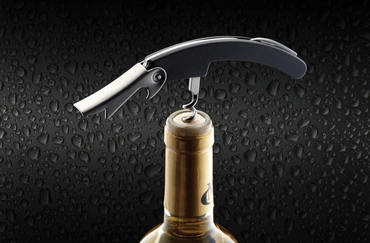 closeup cu un dop de sticla care este desfacut cu un tirbuson de tip Waiter’s Tool, unul din accesorii pentru vin