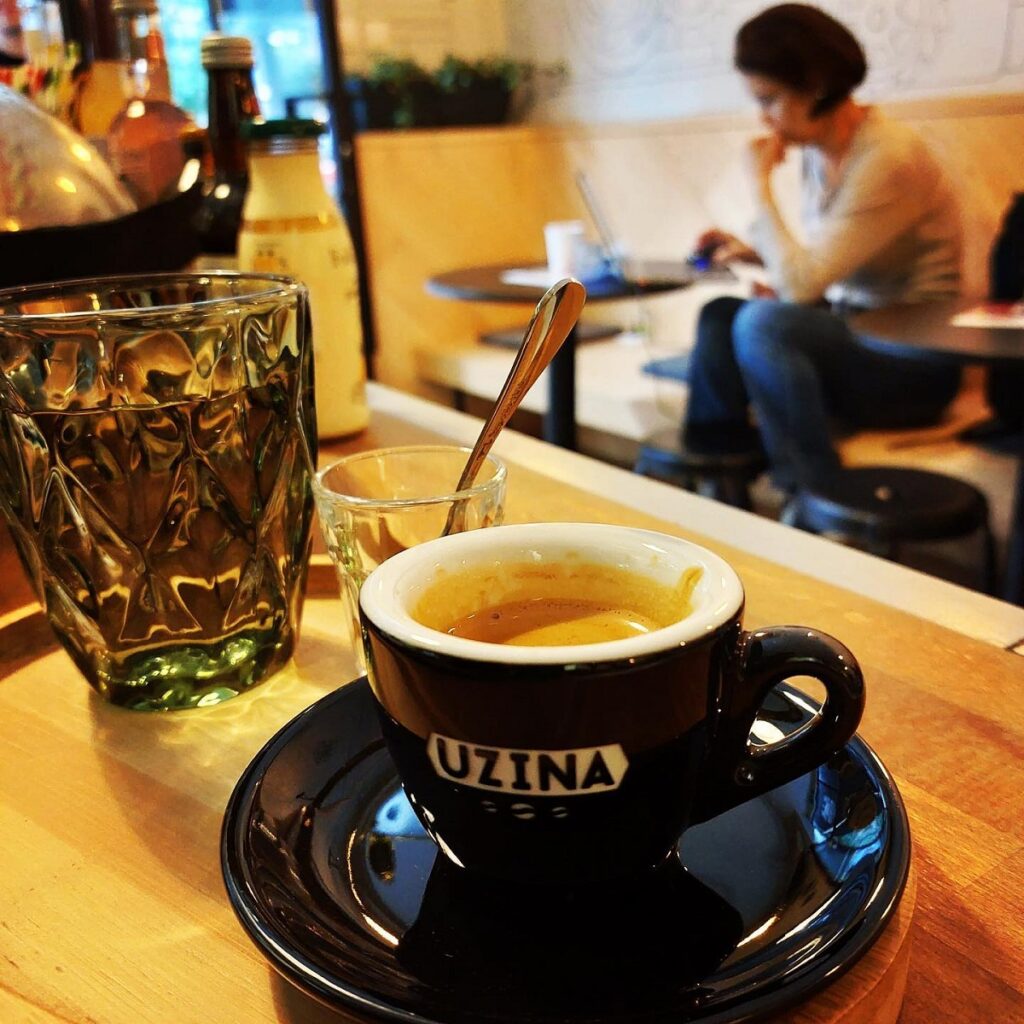 close up cu o ceasca de cafea de la UZina. Cafenele din București