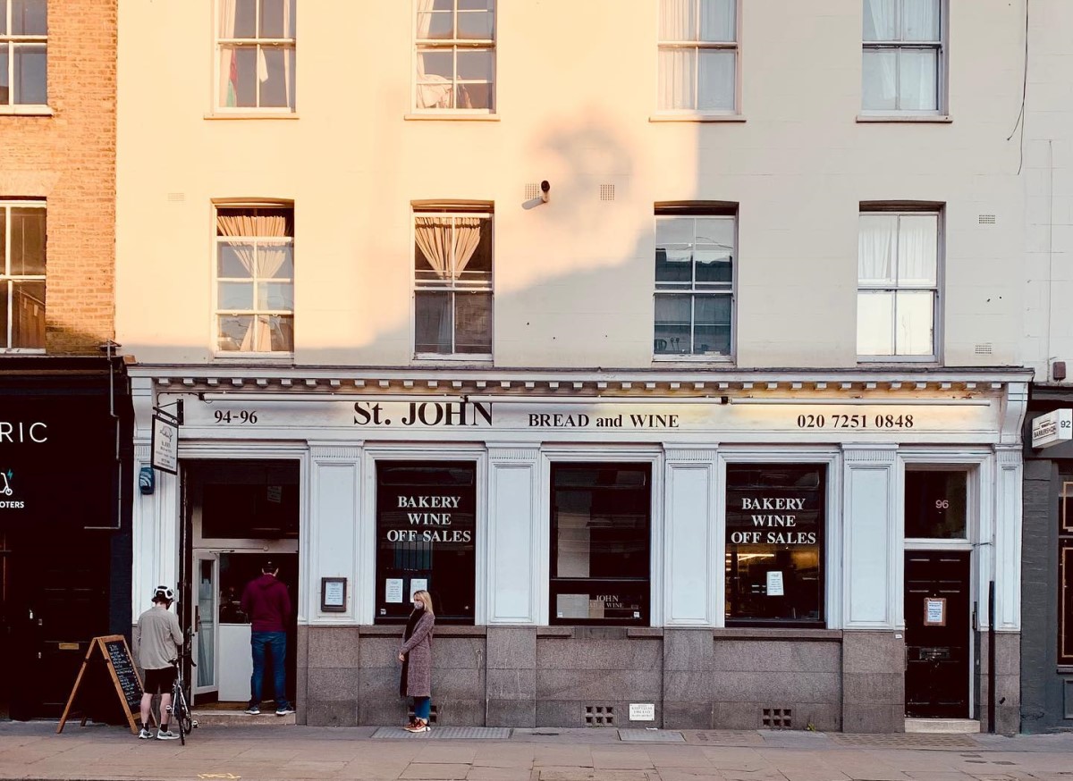 Restaurantul St. John fotografiat din strada, aflat la parterul unei cladiri cu mai multe etaje, cu firma neagra scrisa desupra, restaurant unde mânăm în Londra