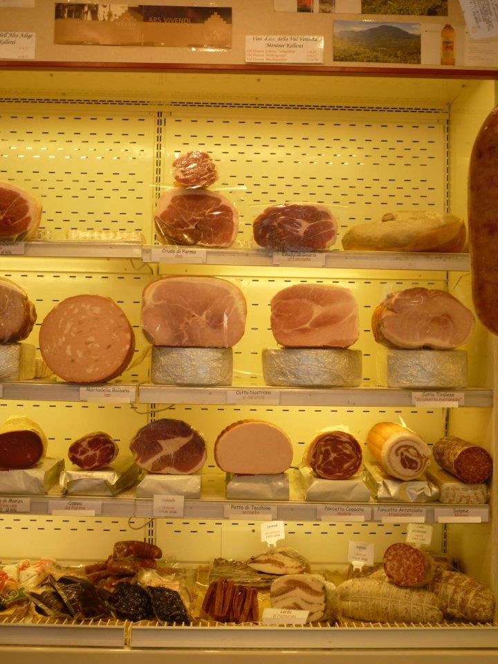 rafturi din magazinul Aliani Casa del Parmigiano, cu prosciutto crudo