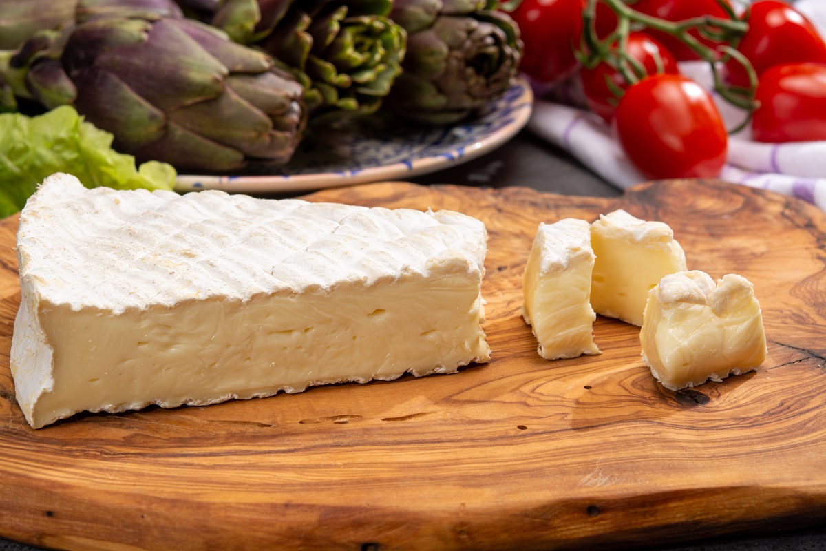 brânză franțuzească Brie de Meaux de la Seine-et-Marne, una dintre cele mai faimose tipuri de brânză